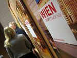 Hans J. Wulff im Gespräch mit einer Teilnehmerin