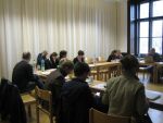 Teilnehmerinnen und Teilnehmer der Tagung in der Diskussion